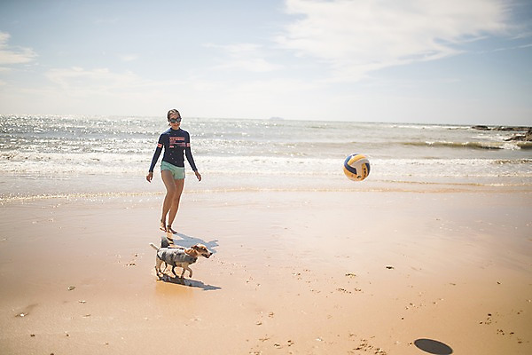 포토 JPG 주간 전신 구름 한마리 여자 바다 하늘 한명 사람 20대 성인 해변 야외 앞모습 여름 여름휴가 바캉스 한국인 강아지 배구공 태안 공차기 반려 성인여자한명만 딩펫족 펫팸족 국내포토 자연요소 1 라이프스타일 계절 스포츠용품 뷰포인트 공 모션 휴가 동양인 청년 반려동물 개 충청남도 배구 신조어 여자한명만 성인여자만 파일형식 여름_계절