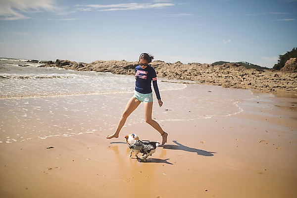 포토 JPG 주간 전신 한마리 여자 바다 한명 사람 20대 성인 해변 야외 앞모습 여름 여름휴가 바캉스 한국인 바위 강아지 배구공 태안 공차기 반려 성인여자한명만 딩펫족 펫팸족 국내포토 자연요소 1 라이프스타일 계절 스포츠용품 뷰포인트 공 모션 휴가 동양인 청년 반려동물 돌_바위 개 충청남도 배구 신조어 여자한명만 성인여자만 파일형식 여름_계절