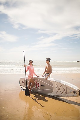 포토 JPG 주간 전신 구름 커플 여자 남자 물결 파도 바다 하늘 서기 사람 상반신 20대 해변 야외 두명 앞모습 옆모습 여름 30대 여름휴가 바캉스 한국인 잡기 태안 성인만 패들보드 국내포토 자연요소 계절 뷰포인트 관계 모션 휴가 동양인 청년 장년 서핑 충청남도 파일형식 여름_계절