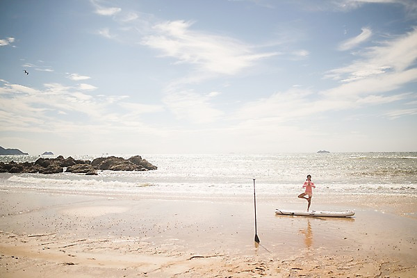 포토 JPG 주간 전신 구름 여자 물결 바다 하늘 한명 서기 사람 20대 성인 해변 야외 앞모습 여름 여름휴가 바캉스 한국인 요가자세 바위 태안 성인여자한명만 패들보드 국내포토 자연요소 1 계절 뷰포인트 포즈 요가 모션 휴가 동양인 청년 돌_바위 서핑 충청남도 여자한명만 성인여자만 파일형식 여름_계절