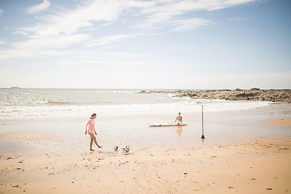 포토 JPG 주간 전신 한마리 커플 여자 남자 파도 바다 서기 사람 앉기 20대 해변 야외 앞모습 옆모습 여름 30대 여름휴가 바캉스 한국인 바위 강아지 배구공 태안 반려 성인만 패들보드 딩펫족 펫팸족 국내포토 자연요소 1 라이프스타일 계절 스포츠용품 뷰포인트 공 관계 모션 휴가 동양인 청년 장년 반려동물 돌_바위 서핑 개 충청남도 배구 신조어 파일형식 여름_계절