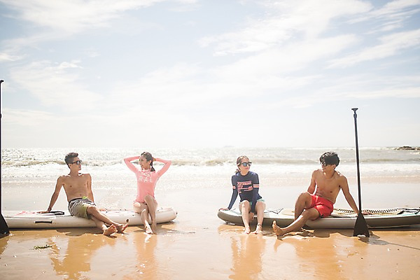 포토 JPG 주간 전신 구름 커플 응시 여자 남자 파도 바다 하늘 미소 사람 앉기 여러명 20대 해변 야외 앞모습 여름 30대 여름휴가 바캉스 마주보기 한국인 태안 성인만 패들보드 국내포토 자연요소 시선 계절 뷰포인트 다수 관계 모션 휴가 표정 동양인 청년 장년 서핑 충청남도 파일형식 여름_계절