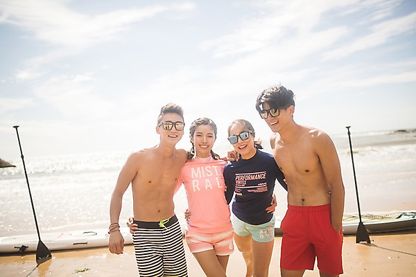 포토 JPG 주간 구름 커플 여자 남자 파도 바다 허리손 하늘 서기 미소 사람 여러명 상반신 20대 해변 야외 앞모습 여름 30대 여름휴가 바캉스 한국인 즐거움 태안 성인만 어깨에손 패들보드 국내포토 자연요소 계절 감정 뷰포인트 포즈 다수 관계 모션 휴가 표정 동양인 청년 장년 서핑 충청남도 파일형식 여름_계절