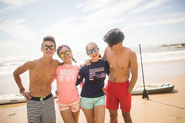 포토 JPG 주간 구름 커플 응시 여자 남자 파도 바다 허리손 하늘 서기 미소 사람 여러명 상반신 20대 해변 야외 앞모습 여름 30대 여름휴가 바캉스 한국인 즐거움 태안 성인만 어깨에손 패들보드 국내포토 자연요소 시선 계절 감정 뷰포인트 포즈 다수 관계 모션 휴가 표정 동양인 청년 장년 서핑 충청남도 파일형식 여름_계절