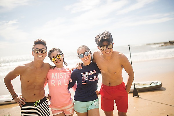 포토 JPG 주간 구름 커플 여자 남자 물결 파도 바다 허리손 하늘 서기 미소 사람 여러명 상반신 20대 해변 야외 앞모습 여름 30대 여름휴가 바캉스 선글라스 한국인 태안 성인만 어깨에손 패들보드 국내포토 자연요소 계절 안경 뷰포인트 포즈 다수 관계 모션 휴가 표정 동양인 청년 장년 서핑 충청남도 파일형식 여름_계절