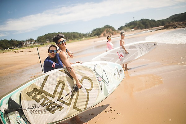 포토 JPG 주간 전신 커플 여자 남자 물결 바다 서기 미소 들기 사람 여러명 상반신 20대 해변 야외 앞모습 여름 30대 여름휴가 바캉스 기댐 한국인 숲 언덕 태안 성인만 패들보드 국내포토 자연요소 계절 뷰포인트 다수 관계 모션 휴가 표정 동양인 청년 장년 서핑 충청남도 파일형식 여름_계절
