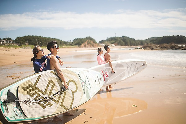 포토 JPG 주간 전신 커플 응시 여자 남자 서기 들기 사람 여러명 상반신 20대 해변 야외 옆모습 여름 30대 여름휴가 바캉스 한국인 바위 숲 언덕 태안 성인만 어깨에손 패들보드 국내포토 자연요소 시선 계절 바다 뷰포인트 다수 관계 모션 휴가 동양인 청년 장년 돌_바위 서핑 충청남도 파일형식 여름_계절