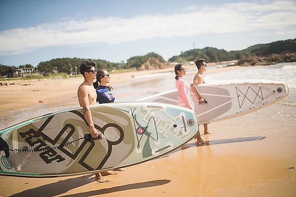 포토 JPG 주간 전신 커플 응시 여자 남자 물결 바다 이동 서기 들기 사람 여러명 20대 해변 야외 옆모습 여름 30대 여름휴가 바캉스 한국인 바위 운반 숲 언덕 태안 성인만 어깨에손 패들보드 국내포토 자연요소 시선 계절 뷰포인트 다수 컨셉 관계 모션 휴가 동양인 청년 장년 돌_바위 서핑 충청남도 파일형식 여름_계절