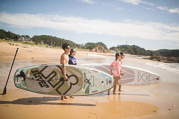 포토 JPG 주간 전신 응시 여자 남자 물결 바다 서기 들기 사람 여러명 20대 해변 야외 옆모습 여름 30대 친구 여름휴가 바캉스 한국인 바위 언덕 태안 성인만 패들보드 국내포토 자연요소 시선 계절 뷰포인트 다수 관계 모션 휴가 동양인 청년 장년 돌_바위 서핑 충청남도 파일형식 여름_계절