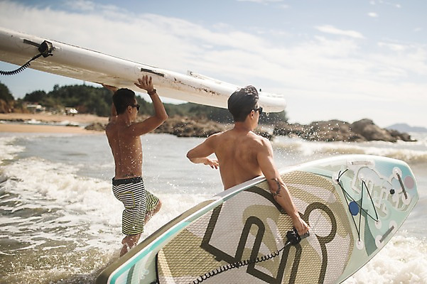 포토 JPG 주간 전신 남자 물결 바다 이동 들기 사람 상반신 20대 성인 해변 야외 두명 뒷모습 여름 30대 친구 여름휴가 바캉스 햇빛 걷기 한국인 바위 운반 물보라 머리위 태안 성인남자만 패들보드 국내포토 자연요소 계절 뷰포인트 컨셉 관계 모션 휴가 동양인 청년 물 장년 태양 돌_바위 서핑 충청남도 남자만 성인만 파일형식 여름_계절