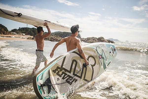 포토 JPG 주간 전신 남자 물결 바다 이동 들기 사람 상반신 20대 성인 해변 야외 두명 뒷모습 여름 30대 친구 여름휴가 바캉스 달리기 햇빛 한국인 바위 운반 물보라 머리위 태안 성인남자만 패들보드 국내포토 자연요소 계절 뷰포인트 컨셉 관계 모션 휴가 동양인 청년 물 장년 태양 돌_바위 서핑 충청남도 남자만 성인만 파일형식 여름_계절