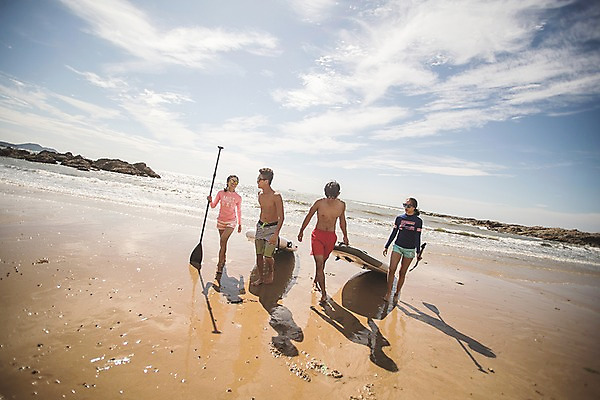 포토 JPG 주간 전신 구름 여자 남자 바다 이동 하늘 그림자 사람 여러명 20대 해변 야외 앞모습 여름 30대 친구 여름휴가 바캉스 걷기 바위 운반 태안 성인만 패들보드 국내포토 자연요소 계절 뷰포인트 다수 컨셉 관계 모션 휴가 청년 장년 돌_바위 서핑 충청남도 파일형식 여름_계절
