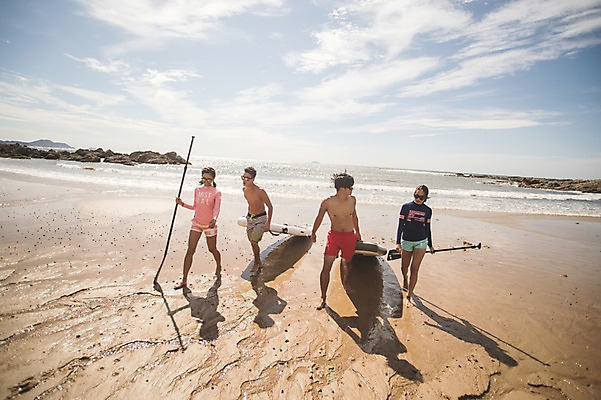 포토 JPG 주간 전신 구름 여자 남자 물결 바다 이동 하늘 들기 사람 여러명 20대 해변 야외 앞모습 여름 30대 친구 여름휴가 바캉스 햇빛 걷기 운반 태안 성인만 패들보드 국내포토 자연요소 계절 뷰포인트 다수 컨셉 관계 모션 휴가 청년 장년 태양 서핑 충청남도 파일형식 여름_계절