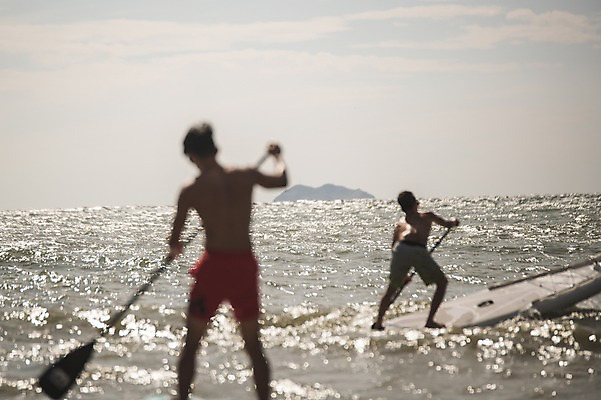 포토 JPG 주간 전신 구름 남자 물결 파도 바다 섬 하늘 서기 사람 20대 성인 야외 두명 뒷모습 여름 30대 친구 여름휴가 바캉스 햇빛 한국인 태안 성인남자만 패들보드 국내포토 자연요소 계절 뷰포인트 관계 모션 휴가 동양인 청년 장년 빛 서핑 충청남도 남자만 성인만 파일형식 여름_계절