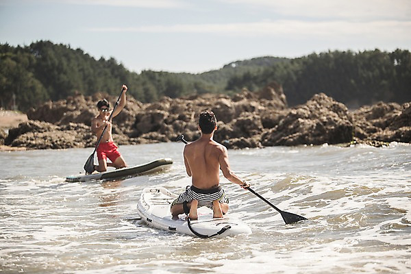 포토 JPG 주간 전신 남자 물결 파도 바다 하늘 사람 앉기 20대 성인 야외 두명 앞모습 뒷모습 여름 30대 친구 여름휴가 바캉스 햇빛 한국인 바위 무릎꿇기 태안 성인남자만 패들보드 국내포토 자연요소 계절 뷰포인트 관계 모션 휴가 동양인 청년 장년 태양 돌_바위 서핑 충청남도 남자만 성인만 파일형식 여름_계절