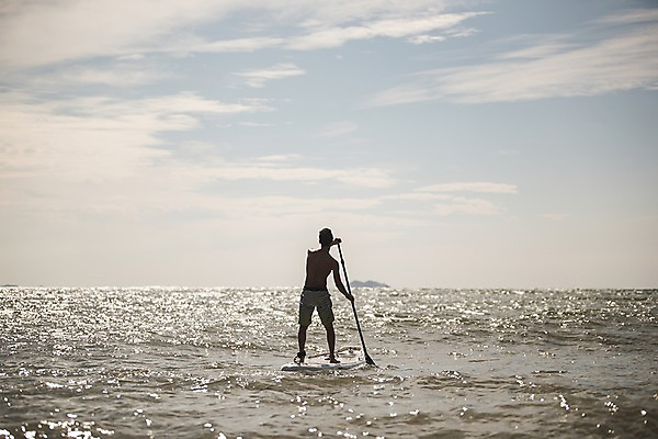 포토 JPG 주간 전신 구름 남자 물결 파도 바다 하늘 한명 서기 사람 성인 야외 뒷모습 여름 30대 여름휴가 바캉스 한국인 노젓기 태안 성인남자한명만 패들보드 국내포토 자연요소 1 계절 뷰포인트 모션 휴가 동양인 장년 서핑 충청남도 남자한명만 성인남자만 파일형식 여름_계절