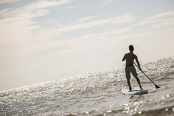 포토 JPG 주간 전신 구름 남자 하늘 한명 서기 사람 성인 야외 뒷모습 여름 30대 여름휴가 바캉스 햇빛 반사 한국인 노젓기 태안 성인남자한명만 패들보드 국내포토 자연요소 1 계절 뷰포인트 모션 휴가 동양인 장년 태양 서핑 충청남도 남자한명만 성인남자만 파일형식 여름_계절