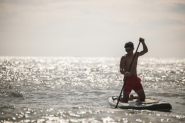 포토 JPG 주간 전신 남자 한명 사람 20대 성인 야외 앞모습 여름 여름휴가 바캉스 선글라스 햇빛 반사 한국인 무릎꿇기 노젓기 태안 성인남자한명만 패들보드 국내포토 자연요소 1 계절 안경 뷰포인트 모션 휴가 동양인 청년 태양 서핑 충청남도 남자한명만 성인남자만 파일형식 여름_계절
