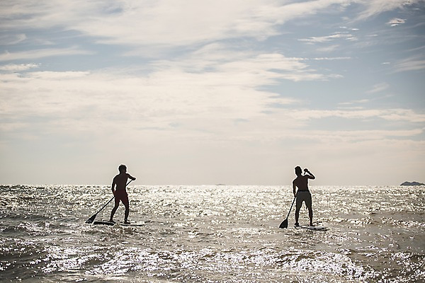 포토 JPG 주간 전신 구름 남자 바다 하늘 서기 사람 20대 성인 야외 두명 뒷모습 여름 30대 친구 여름휴가 바캉스 한국인 태안 성인남자만 패들보드 국내포토 자연요소 계절 뷰포인트 관계 모션 휴가 동양인 청년 장년 서핑 충청남도 남자만 성인만 파일형식 여름_계절