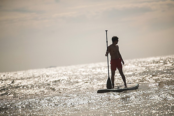 포토 JPG 주간 전신 구름 남자 바다 하늘 한명 서기 사람 20대 성인 야외 앞모습 여름 여름휴가 바캉스 한국인 뒤돌아보기 승차 태안 성인남자한명만 패들보드 국내포토 자연요소 1 계절 뷰포인트 모션 휴가 동양인 청년 서핑 충청남도 남자한명만 성인남자만 파일형식 여름_계절
