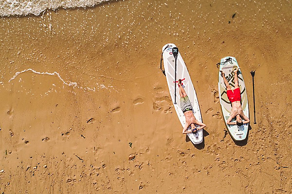 포토 JPG 주간 전신 남자 물결 사람 20대 성인 해변 야외 두명 앞모습 여름 30대 친구 여름휴가 바캉스 하이앵글 모래사장 눕기 한국인 태안 항공촬영 성인남자만 패들보드 국내포토 자연요소 계절 바다 뷰포인트 관계 모션 휴가 동양인 청년 장년 서핑 충청남도 남자만 성인만 파일형식 여름_계절