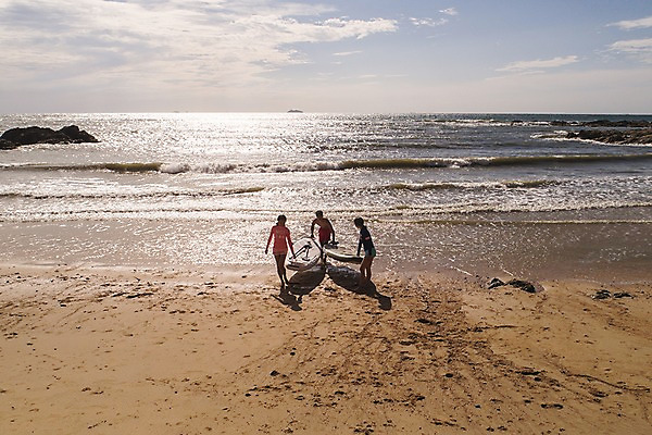 포토 JPG 주간 전신 구름 커플 여자 남자 파도 바다 이동 하늘 서기 사람 20대 해변 야외 앞모습 옆모습 뒷모습 세명 여름 여름휴가 바캉스 한국인 운반 태안 성인만 패들보드 국내포토 자연요소 계절 뷰포인트 컨셉 관계 모션 휴가 동양인 청년 서핑 충청남도 파일형식 여름_계절