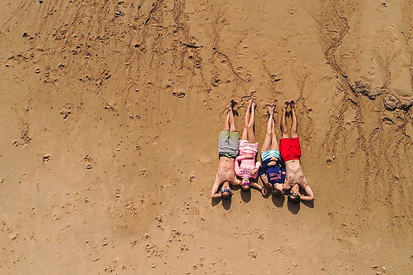 포토 JPG 주간 전신 여자 남자 수영복 바다 사람 여러명 20대 해변 야외 앞모습 여름 30대 친구 여름휴가 바캉스 하이앵글 모래사장 눕기 한국인 태안 항공촬영 성인만 국내포토 자연요소 옷 계절 뷰포인트 다수 관계 모션 휴가 동양인 청년 장년 충청남도 파일형식 여름_계절