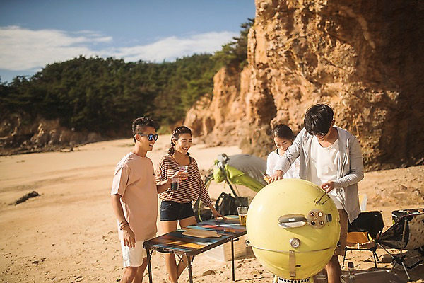 포토 JPG 주간 여자 남자 바다 맥주 텐트 서기 사람 여러명 상반신 20대 해변 야외 앞모습 옆모습 여름 친구 여름휴가 바캉스 한국인 암벽 즐거움 태안 나무도마 바베큐그릴 야외의자 야외테이블 성인만 국내포토 자연요소 계절 감정 뷰포인트 다수 의자 관계 모션 탁자 휴가 도마 주류 캠핑도구 동양인 청년 목재 그릴 충청남도 바비큐 파일형식 여름_계절