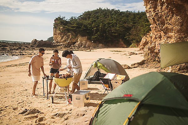 포토 JPG 주간 전신 여자 남자 바다 맥주 텐트 서기 사람 여러명 20대 해변 야외 앞모습 옆모습 여름 친구 여름휴가 바캉스 한국인 암벽 안주 태안 아이스박스 바베큐그릴 야외의자 야외테이블 성인만 국내포토 자연요소 계절 뷰포인트 다수 의자 관계 모션 탁자 휴가 주류 캠핑도구 동양인 청년 그릴 충청남도 바비큐 파일형식 여름_계절