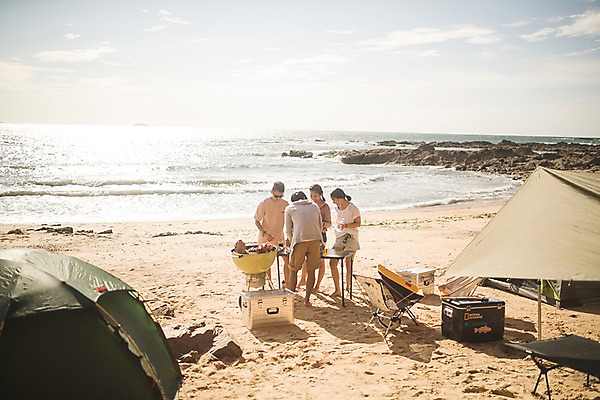포토 JPG 주간 전신 여자 남자 바다 텐트 서기 사람 여러명 20대 해변 야외 앞모습 뒷모습 여름 30대 친구 여름휴가 바캉스 한국인 태안 아이스박스 바베큐그릴 야외테이블 성인만 국내포토 자연요소 계절 뷰포인트 다수 관계 모션 탁자 휴가 캠핑도구 동양인 청년 장년 그릴 충청남도 바비큐 파일형식 여름_계절