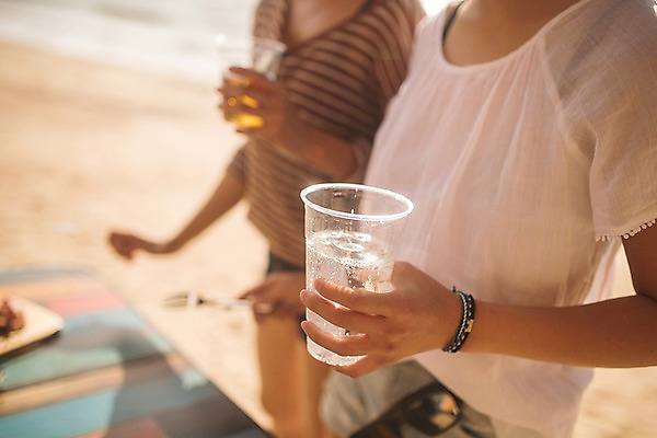 포토 JPG 주간 손 여자 음료 바다 포크 맥주 서기 사람 근접촬영 상반신 20대 성인 해변 야외 두명 옆모습 여름 30대 친구 여름휴가 바캉스 한국인 태안 성인여자만 국내포토 자연요소 식기 계절 뷰포인트 관계 모션 휴가 주류 동양인 청년 신체부위 장년 충청남도 여자만 성인만 파일형식 여름_계절