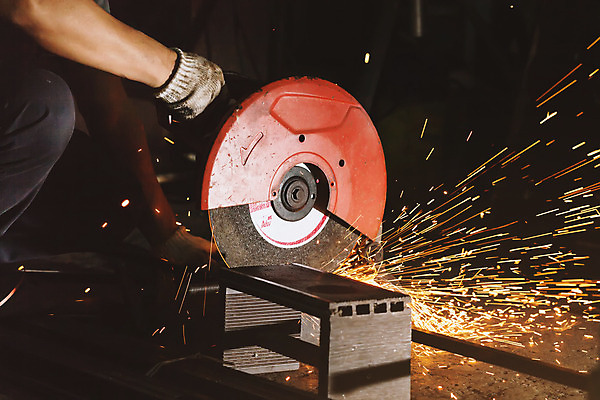 포토 JPG 해외이미지 손 검은배경 건설업 공사 신체부위 건설현장 자르기 불똥 절단기 건설근로자 해외202004 해외포토 직업 산업 백그라운드 모션 사람 검은색 기계 파일형식 이미지허브