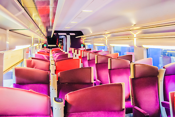 포토 JPG 해외이미지 유럽 여행 의자 교통시설 자동차 탁자 전등 실내 사람없음 내부 가로 빨간색 빛 보라색 기차 오픈 복도 속도 통로 안락의자 일반 대칭 줄서기 안락 해외202004 해외포토 나라 육상교통 컬러 가구 교통 컨셉 모션 조명 대중교통 시설 파일형식 이미지허브