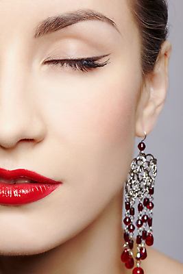 포토 JPG 해외이미지 백인 모델 여자 유럽 얼굴 신체 장신구 부분 한명 사람 빨간색 유행 화장품 회색 흰색 화려 닫기 보석 스타일 해외202004 해외포토 서양인 1 나라 컬러 컨셉 모션 신체부위 뷰티 광석 파일형식 이미지허브