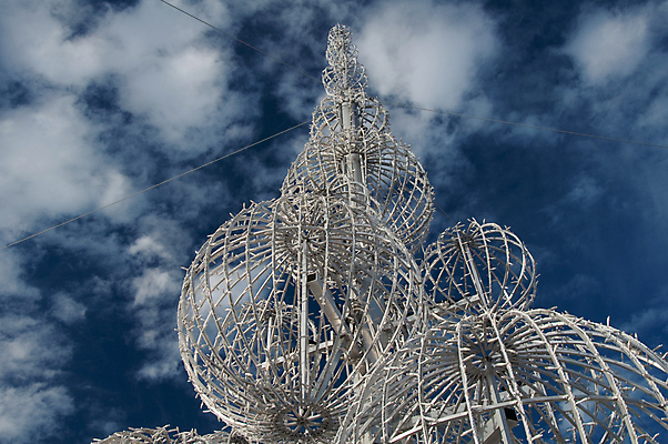 포토 JPG 해외이미지 나무 구름 크리스마스 겨울 전등 사람없음 장식 금속 해외202004 해외포토 자연요소 식물 계절 기념일 재질 조명 파일형식 이미지허브