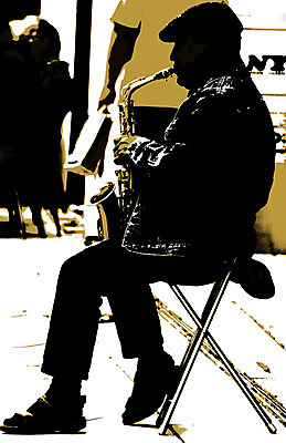 포토 JPG 해외이미지 전신 남자 실루엣 음악 연주 한명 앉기 성인 옆모습 색소폰 성인남자한명만 해외202004 버스킹 해외포토 1 뷰포인트 모션 문화예술 촬영기법 사람 공연 목관악기 남자한명만 성인남자만 파일형식 이미지허브