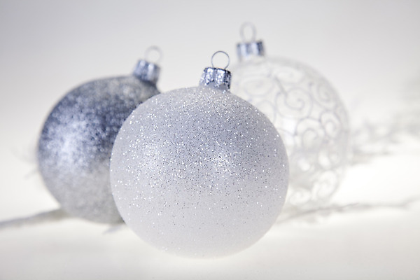 포토 JPG 해외이미지 크리스마스장식 크리스마스 실내 사람없음 장식볼 세개 오브젝트 흰배경 오너먼트 해외202004 해외포토 기념일 백그라운드 3 내부 장식 흰색 파일형식 이미지허브