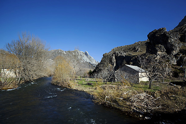 포토 JPG 해외이미지 자연 산 주택 풍경 사람없음 물 강 봄 골동품 가을 순수 시골집 생존 해외202004 해외포토 자연요소 계절 컨셉 건물 생태계 파일형식 이미지허브