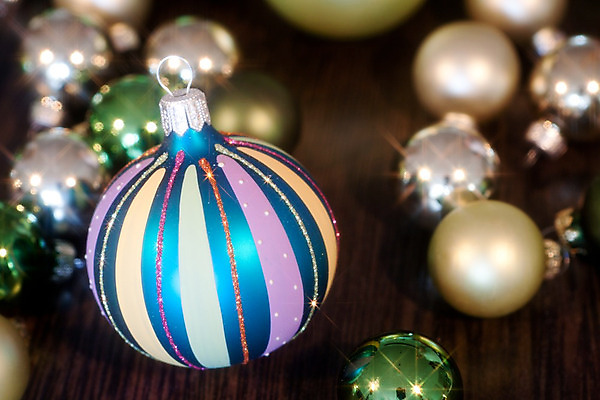 포토 JPG 해외이미지 크리스마스장식 크리스마스 실내 사람없음 아웃포커스 장식볼 오브젝트 오너먼트 나무배경 해외202004 해외포토 기념일 백그라운드 촬영기법 내부 장식 파일형식 이미지허브