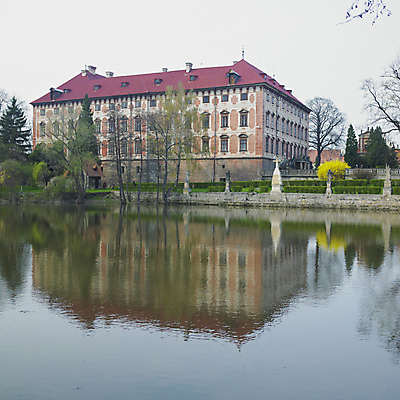 포토 JPG 해외이미지 외관 유럽 호수 고건축 건축양식 사람없음 야외 건물 물 연못 성 역사 시력 체코 옛날 해외202004 해외포토 자연요소 건축물 건축 나라 파일형식 이미지허브