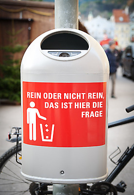 포토 JPG 해외이미지 유럽 거리 사람없음 빨간색 세로 환경 재활용 쓰레기통 도시 던지기 보행로 쓰레기 폐기물 컨테이너 수집 버리기 심볼 오브젝트 사인 순환 심플 먼지 타운 한조각 일반 낭비 생태학 정리함 해외202004 해외포토 1 교육 나라 산업 길 컬러 컨셉 모션 친환경 파일형식 이미지허브