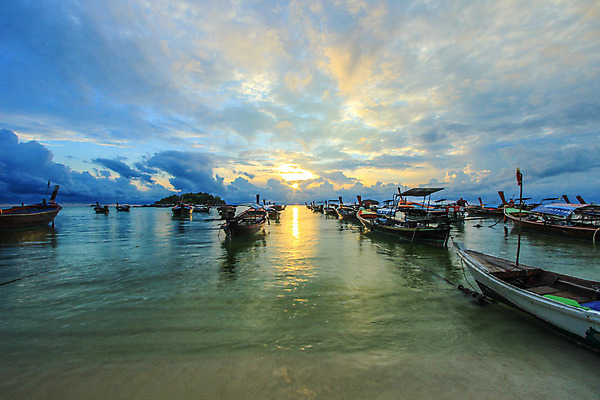 포토 JPG 해외이미지 주간 나무 구름 밧줄 바다 잎 하늘 휴가 파노라마 그림자 사람없음 목재 초록색 여름 파란색 컬러풀 햇빛 반사 침묵 일몰 활발 덮개 바위 신선 보트 그늘 질감 스카이라인 마디 강렬 깊이 수목 수평선 해외202004 해외포토 자연요소 식물 계절 줄 컬러 컨셉 배_교통 재료 촬영기법 태양 노을 소리 뚜껑 돌_바위 파일형식 이미지허브