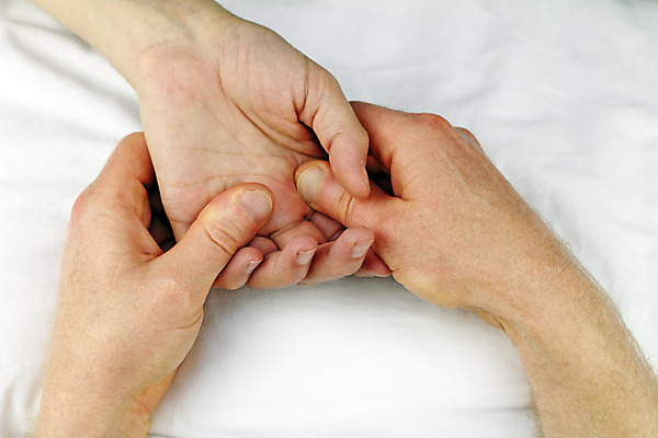 포토 JPG 해외이미지 백인 손 웰빙 남자 2 손가락 탁자 스트레스 건강 관리 손바닥 사람 성인 두명 치료 상점 스파 터치 환자 엄지손가락 흰색 잡기 마사지 아래 피부 마사지사 순환 시트 테라피 돌봄 벌거벗은 안마사 압력 치료사 해외202004 해외포토 서양인 직업 컬러 가구 의학 모션 신체부위 뷰티 방향 위치 파일형식 이미지허브