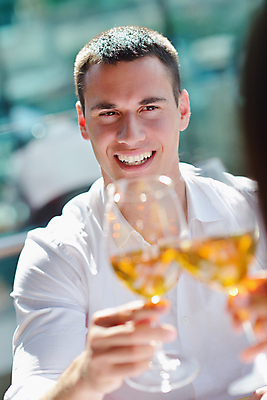 포토 JPG 해외이미지 남자 바다 데이트 휴식 한명 들기 앉기 상반신 성인 야외 앞모습 식당 와인 건배 성인남자한명만 해외202004 해외포토 1 뷰포인트 컨셉 모션 주류 사람 상점 남자한명만 성인남자만 파일형식 이미지허브