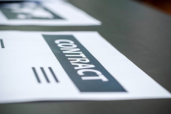 포토 JPG 해외이미지 백인 직업 손 종이 컨셉 비즈니스 텍스트 탁자 성공 노동자 직장 사람 앉기 사람없음 금융 노트북 컴퓨터 사무실 펜 거래 흰색 잡기 업무 비즈니스맨 정상 편지 책상 계약 사인 보고서 경영자 서식 문서 서명 변호사 경영 고용 해외202004 해외포토 서양인 남자 컬러 가구 회사 모션 신체부위 경제 전자제품 필기구 구직 작업 직장인 리더 채용 파일형식 이미지허브