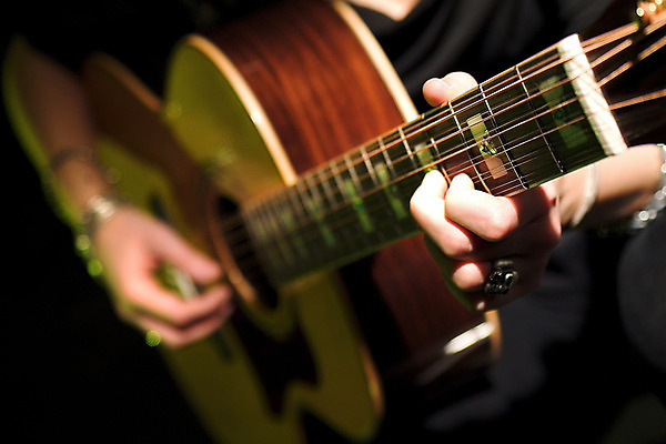 포토 JPG 해외이미지 손 음악 연주 검은배경 실내 들기 신체부위 기타 기타리스트 해외202004 해외포토 백그라운드 모션 현악기 문화예술 사람 내부 검은색 연주자 파일형식 이미지허브