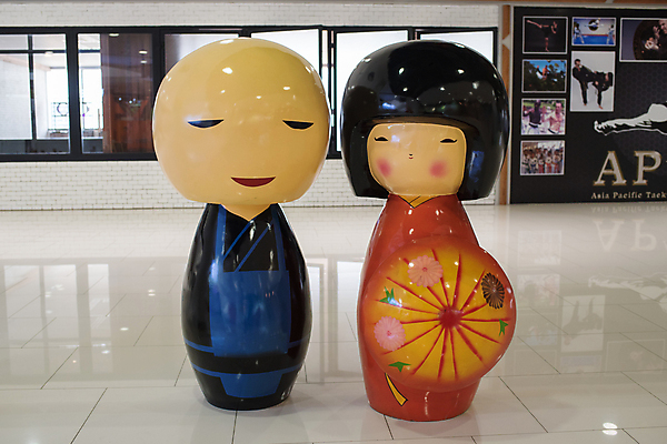 포토 JPG 해외이미지 전통 여자 아시아 문화 인형 여행 여러명 사람없음 목재 장식 빨간색 장난감 머리 일본 큼 수집 기념품 해외202004 해외포토 나무 나라 컬러 다수 재료 사람 신체부위 크기 오브젝트 파일형식 이미지허브