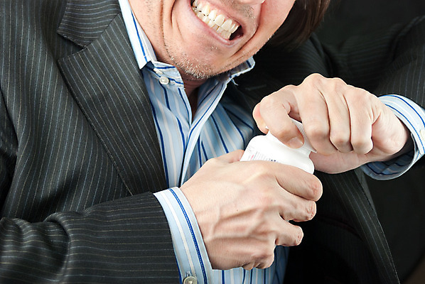 포토 JPG 해외이미지 직업 라이프스타일 손 남자 감정 얼굴 비즈니스 스트레스 피곤 한명 사람 정장 알약 펼침 슬픔 표현 비즈니스맨 좌절 고민 두통 목 긴장 투쟁 편두통 해외202004 해외포토 1 옷 컨셉 모션 생활 신체부위 약 고통 직장인 질병 파일형식 이미지허브