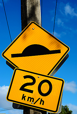 포토 JPG 해외이미지 구름 교통시설 하늘 거리 경고 안전 사람없음 파란색 검은색 운전 위험 심볼 사인 속도 도로표지판 느림 한계 해외202004 해외포토 자연요소 도로 컬러 교통 컨셉 모션 표지판 시설 파일형식 이미지허브