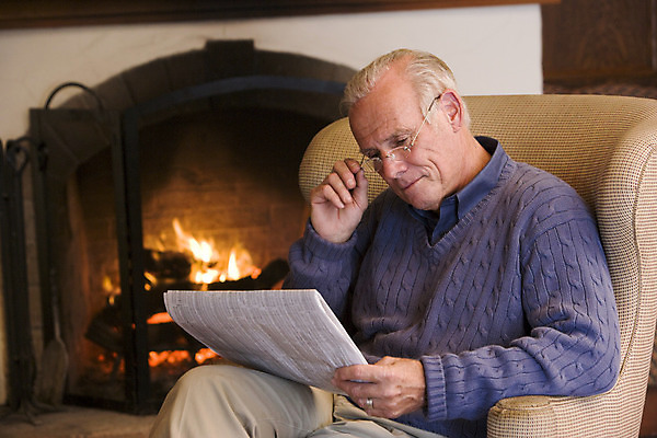포토 JPG 해외이미지 백인 라이프스타일 응시 노년 남자 행복 종이 여유 거실 의자 불 실내 따뜻함 한명 미소 사람 앉기 가로 독서 휴게실 신문 뉴스 60대 편안함 은퇴 벽난로 안락의자 해외202004 해외포토 자연요소 서양인 1 시선 감정 가구 모션 표정 성인 내부 생활 간행물 감각 파일형식 이미지허브